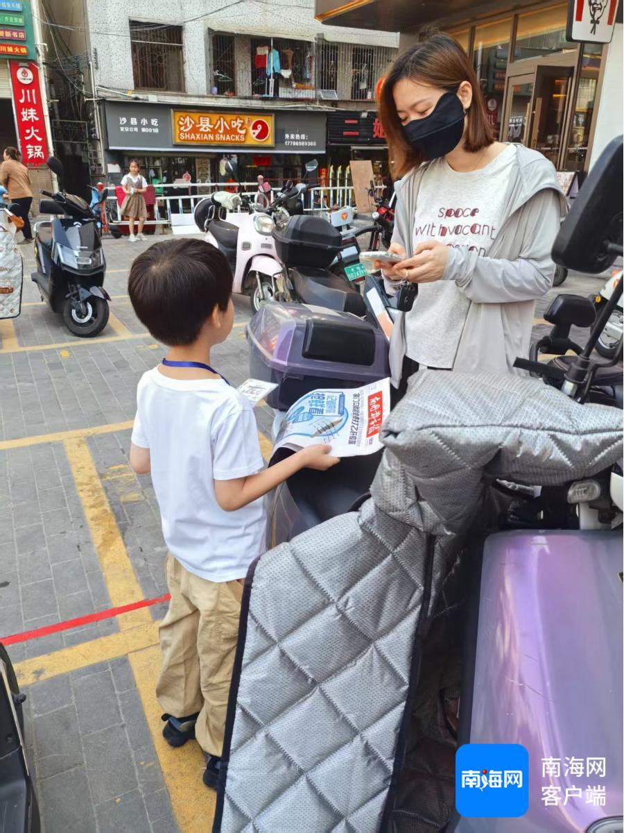 30多组家庭齐上阵，孩子们竟在街头做这事！你猜他们卖出了多少份？  第3张