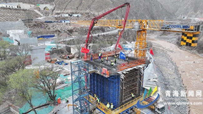 震撼！川青铁路隆务河大桥0号块浇筑完成，西北建设者如何创造这一奇迹？