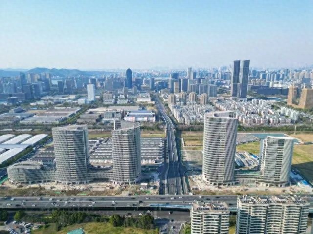 杭州滨江区惊现134米摩天工厂！5月竣工在即，你准备好了吗？