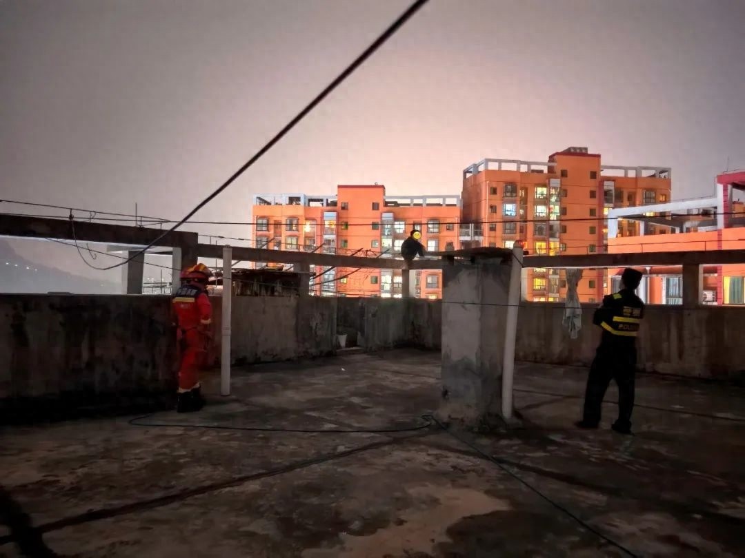 31岁男子为挽回女友竟欲跳楼轻生！消防员30分钟生死救援背后藏着怎样的故事？