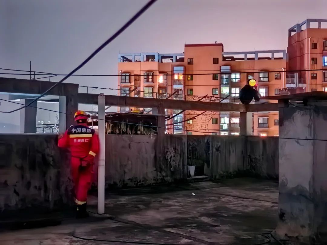 31岁男子为挽回女友竟欲跳楼轻生！消防员30分钟生死救援背后藏着怎样的故事？  第2张