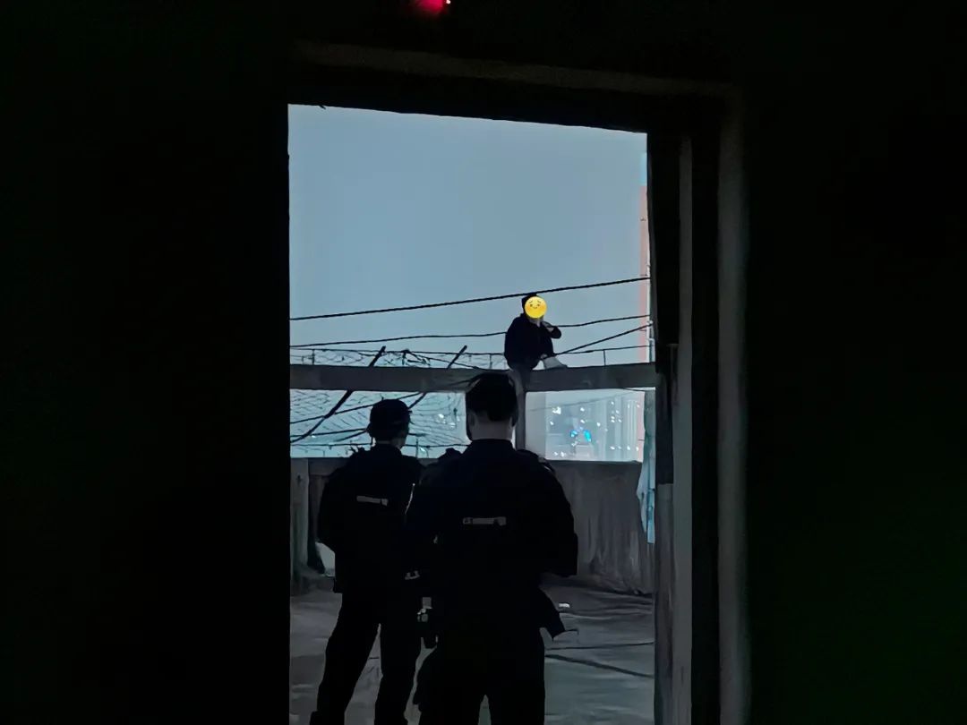 31岁男子为挽回女友竟欲跳楼轻生！消防员30分钟生死救援背后藏着怎样的故事？  第3张
