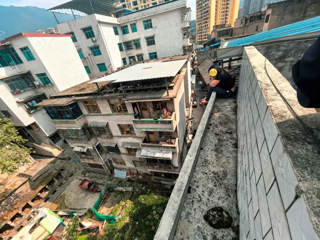 31岁男子为挽回女友竟欲跳楼轻生！消防员30分钟生死救援背后藏着怎样的故事？  第4张
