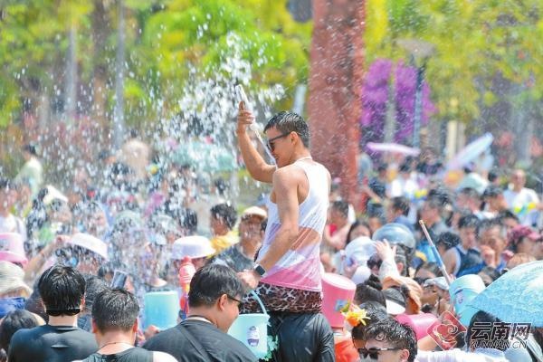 瑞丽泼水节狂欢震撼来袭！国际搏击赛+万人傣迪，你准备好了吗？  第2张