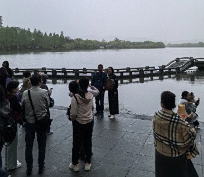 羽绒服重出江湖！杭州气温骤降至7.8℃，你被冻到了吗？
