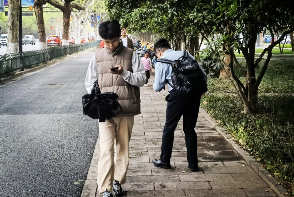 羽绒服重出江湖！杭州气温骤降至7.8℃，你被冻到了吗？  第2张