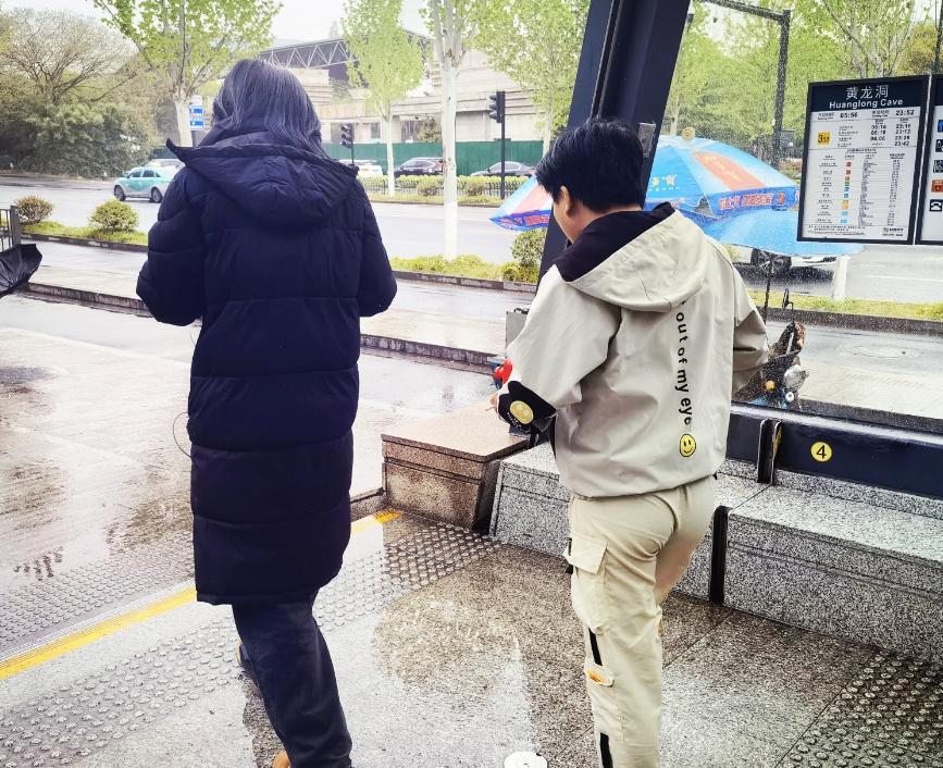 羽绒服重出江湖！杭州气温骤降至7.8℃，你被冻到了吗？  第3张