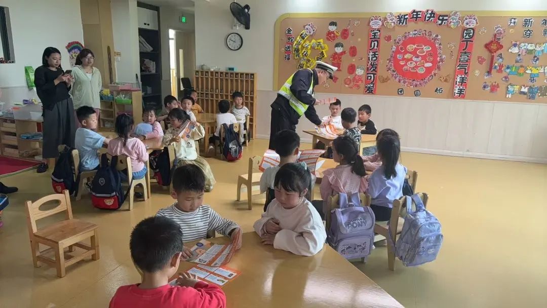 市交警支队深入幼儿园开展活动，这样守护儿童交通安全，你知道吗？  第3张
