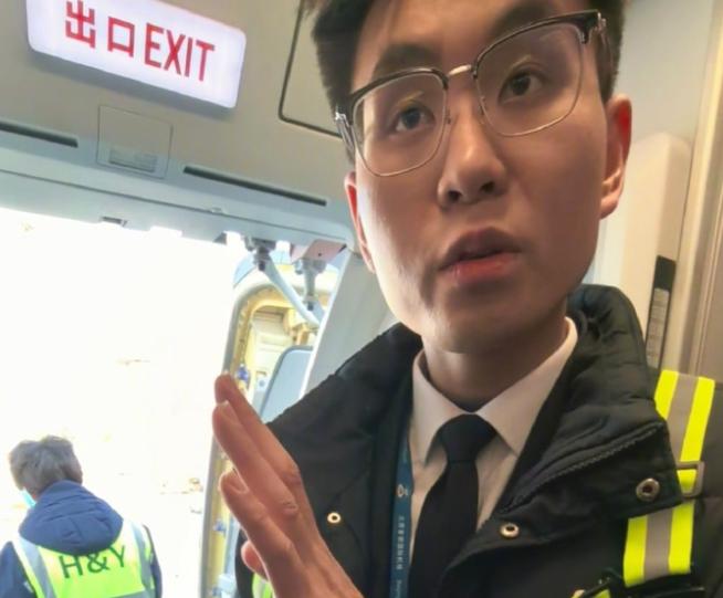 首都机场轮椅服务竟如此粗暴？800万粉丝博主怒斥地勤欺负老人  第2张
