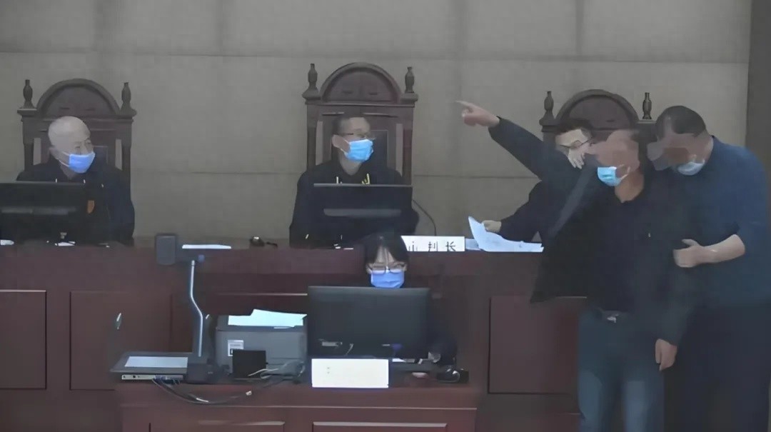 法庭上辱骂书记员被罚1000元！冲动行为究竟值不值？