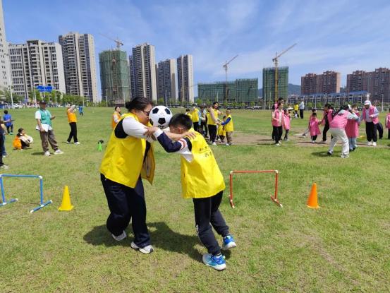 5月浅夏母亲节，定南30组家庭绿茵场趣玩足球，您参加了吗？  第2张