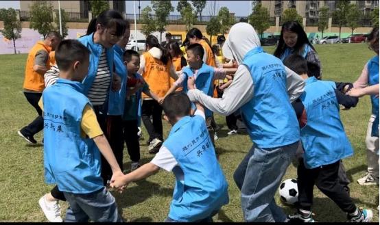 5月浅夏母亲节，定南30组家庭绿茵场趣玩足球，您参加了吗？  第3张