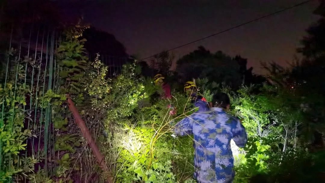 景区醒目提示禁止攀爬，俩男大学生为何偏要翻越？