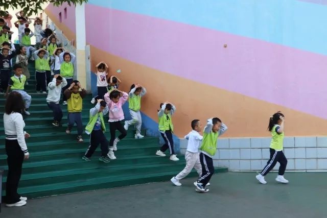 5月12日沾益区一幼突发演练！4分钟全体师生紧急避险？  第2张