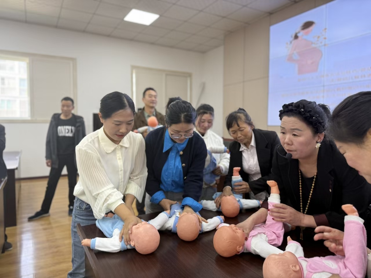 汉阴县创新推出巾帼家政进村（社）活动？如何以小家政撬动大民生  第3张