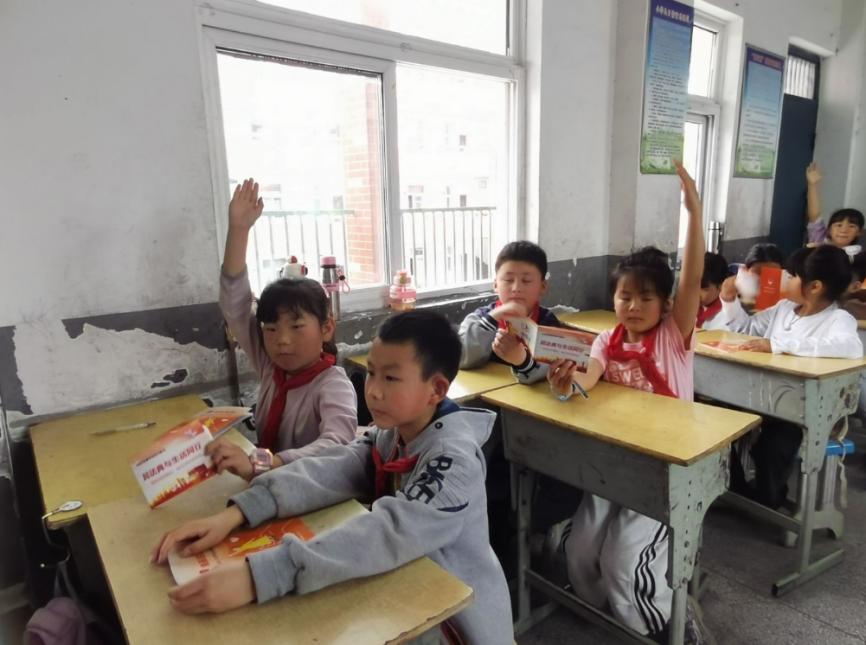 法治宣传进校园！普法讲座如何照亮学生成长路？  第2张