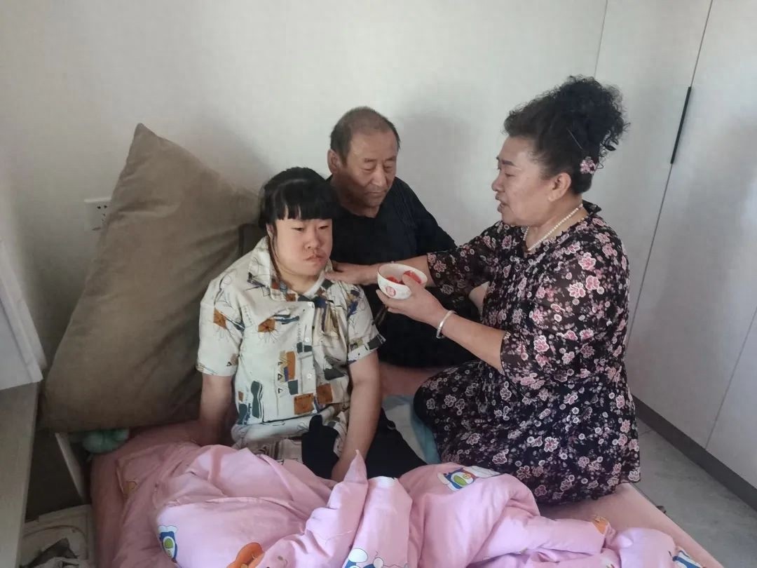 21年无血缘守护！这对后爸后妈如何为脑瘫患儿撑起晴空？
