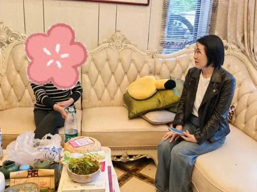 快递小哥听到微弱呼救声，竟救出被困电梯一天一夜的居民？  第1张