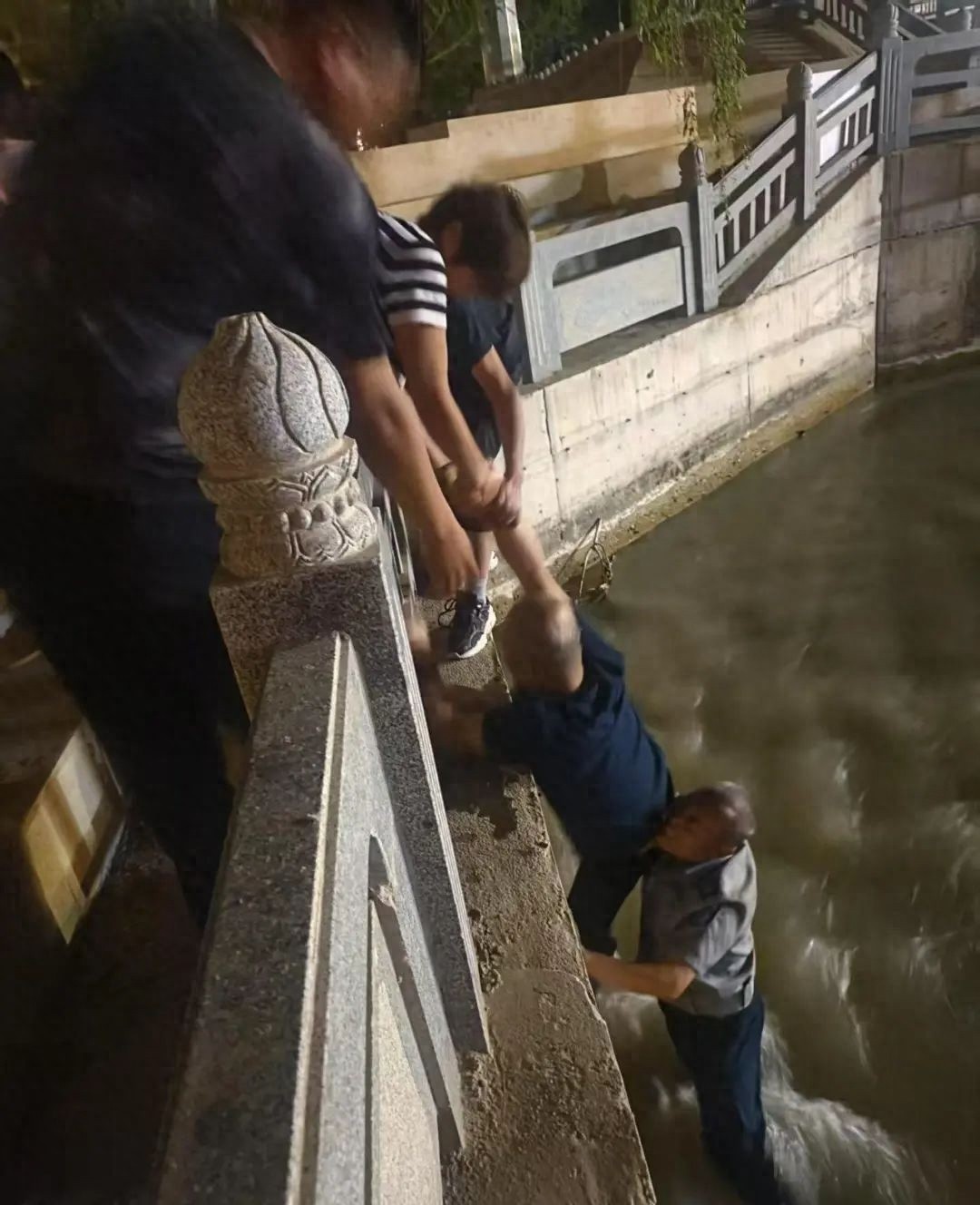 关键时刻挺身而出！5月1日晚敦煌市民尤晓刚勇救落水者，你能做到吗？