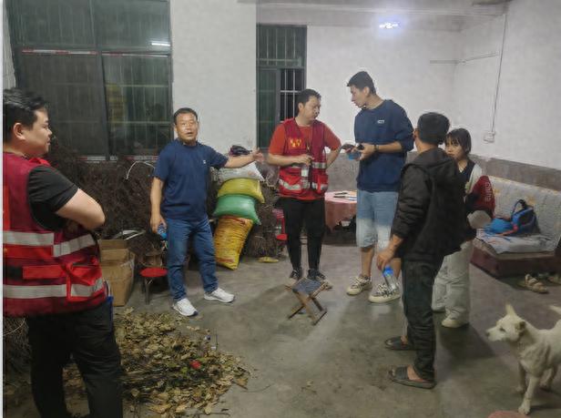 夜幕下走访监测户，困难重重谁能解？这山路的艰辛谁懂  第1张