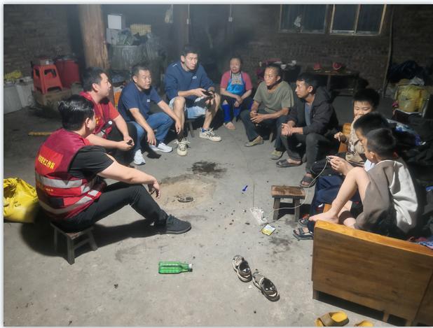 夜幕下走访监测户，困难重重谁能解？这山路的艰辛谁懂  第2张