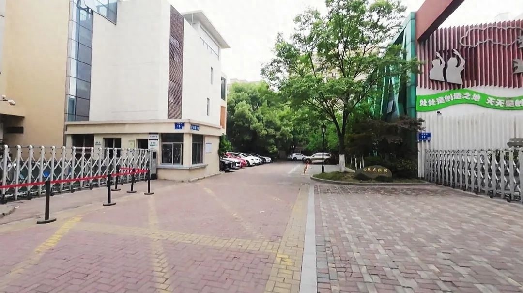 校门口拥堵隐患大！陶行知学校小学部交通难题咋解决的？  第1张