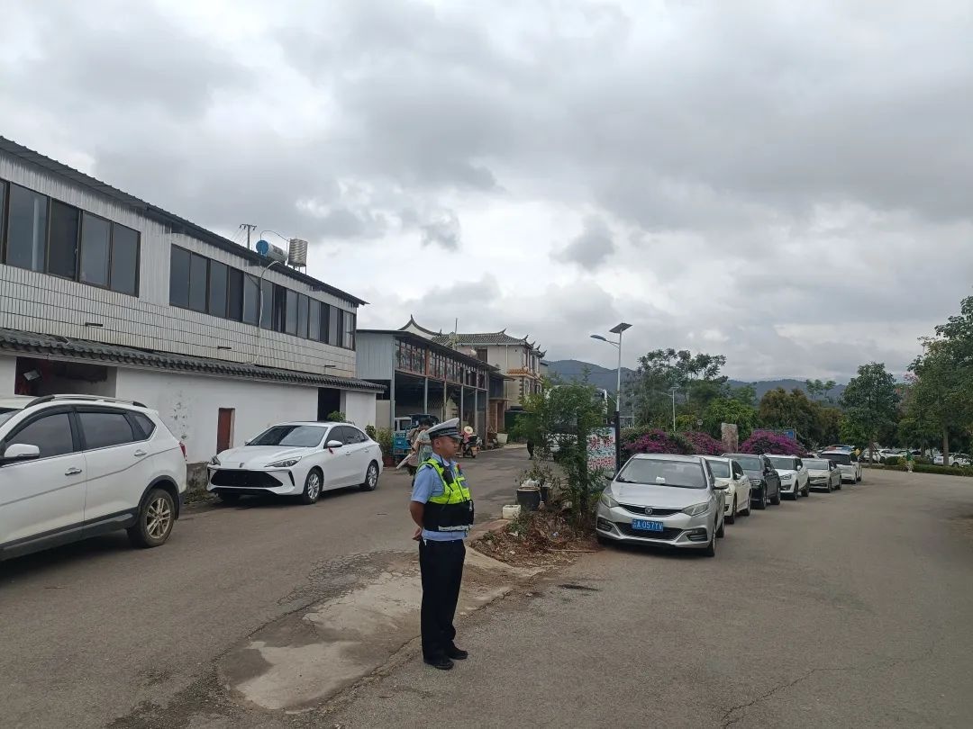 周末石屏县游客爆棚！交通管理如何保障安全有序？  第3张