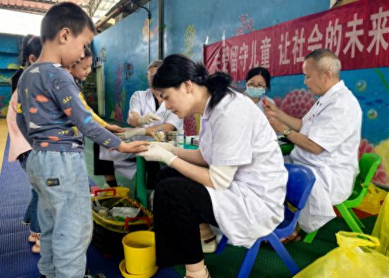 留守儿童健康体检暖心进行！孩子爸妈在外打工咋放心？