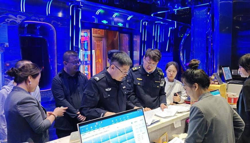 康巴什乌兰木伦湖畔，藏蓝色身影如何成为平安守护者？  第2张