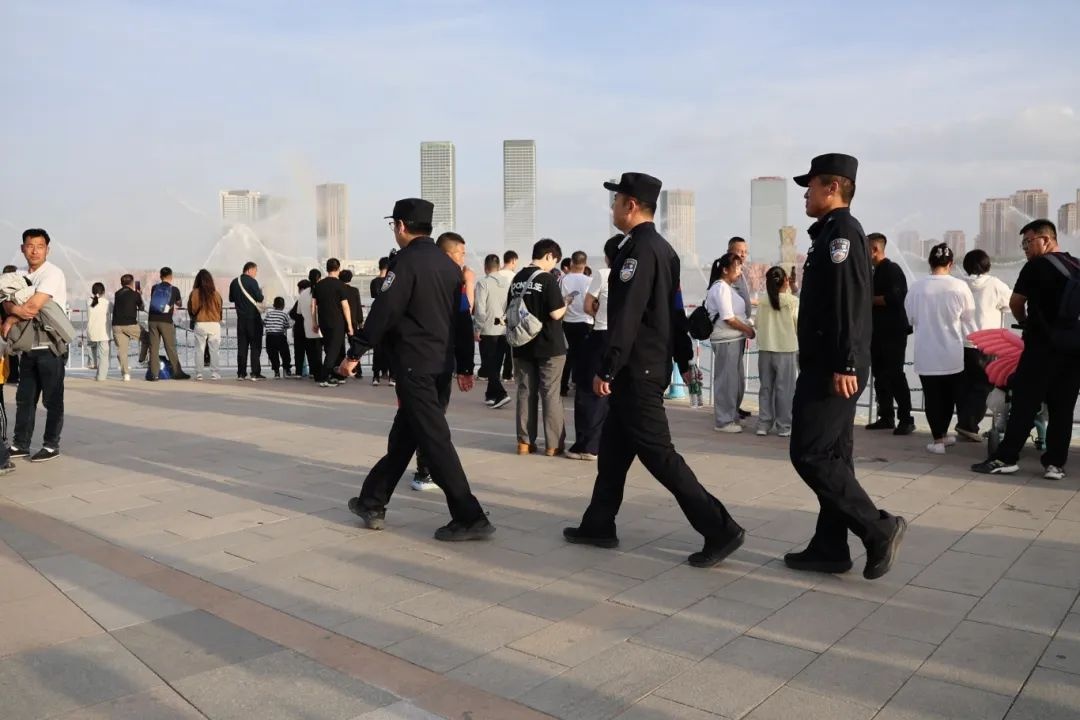 康巴什乌兰木伦湖畔，藏蓝色身影如何成为平安守护者？  第3张