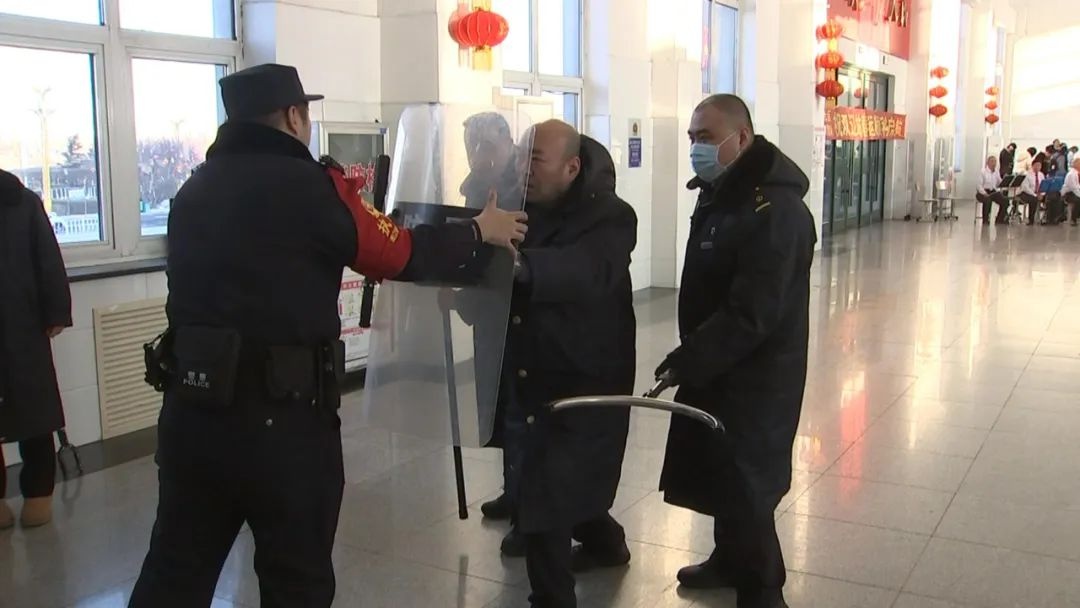 双辽火车站春运首日：蓝衣志愿者如何让旅客体验更美好？  第1张