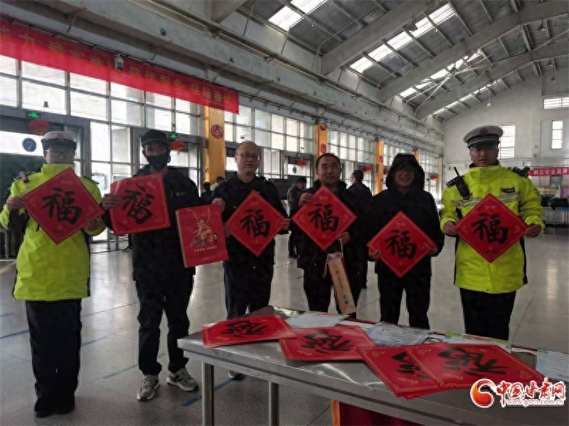 春运首日，交警提醒：抱孩子坐车竟有这么大隐患！你注意到了吗？  第1张
