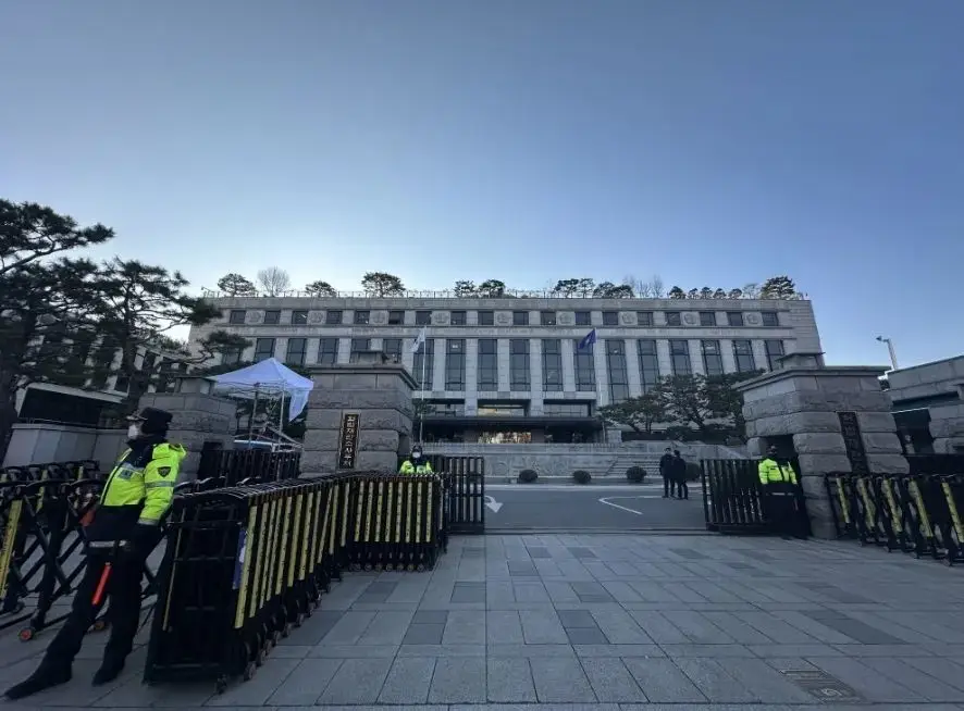 尹锡悦弹劾案首次辩论仅4分钟！宪法法院驳回回避申请，律师团为何如此遗憾？