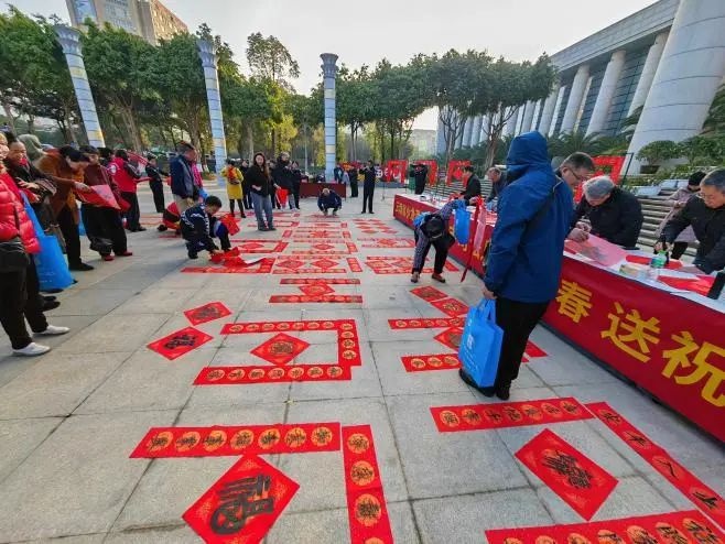 2025年春运首日，开远市多部门联合送法送福进高铁站，您准备好了吗？  第6张