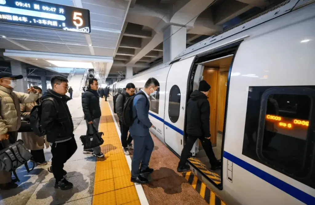 2025春运首日，上海松江站迎2.5万旅客！新车站环境如何？旅客们的心意你猜到了吗？  第2张