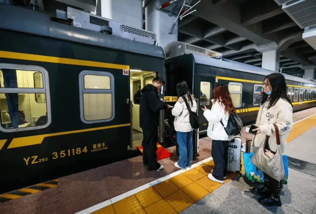 2025春运首日，上海松江站迎2.5万旅客！新车站环境如何？旅客们的心意你猜到了吗？  第3张