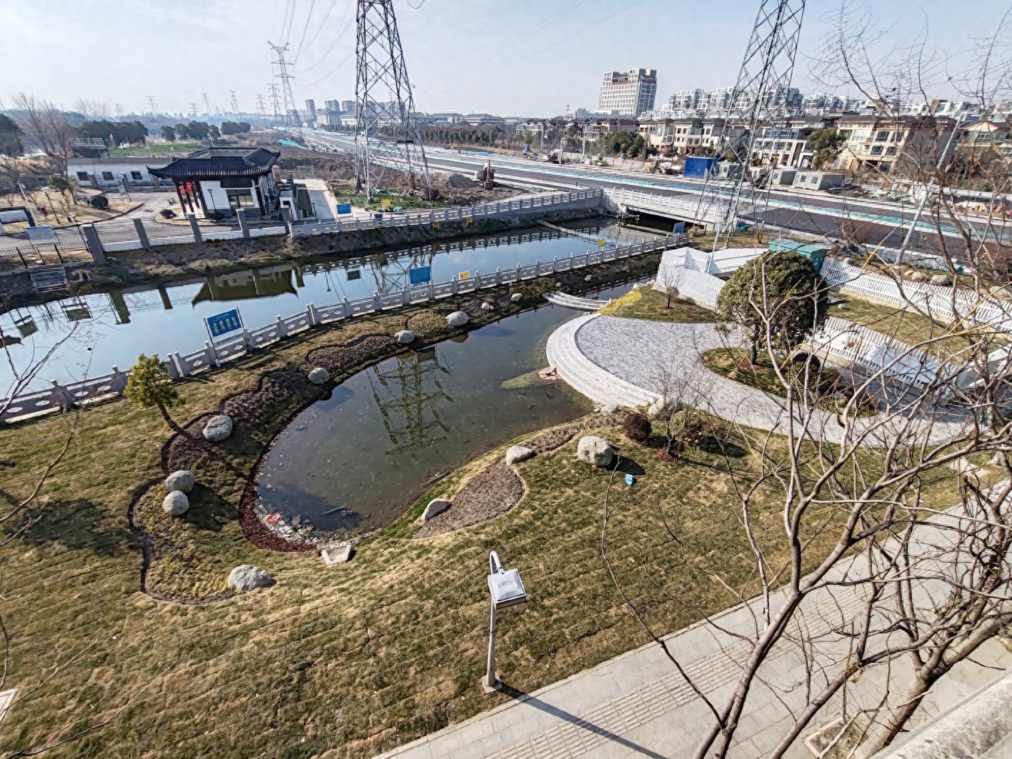 邗江南路积水点整治工程完成，新添雨水花园，市民出行更便利