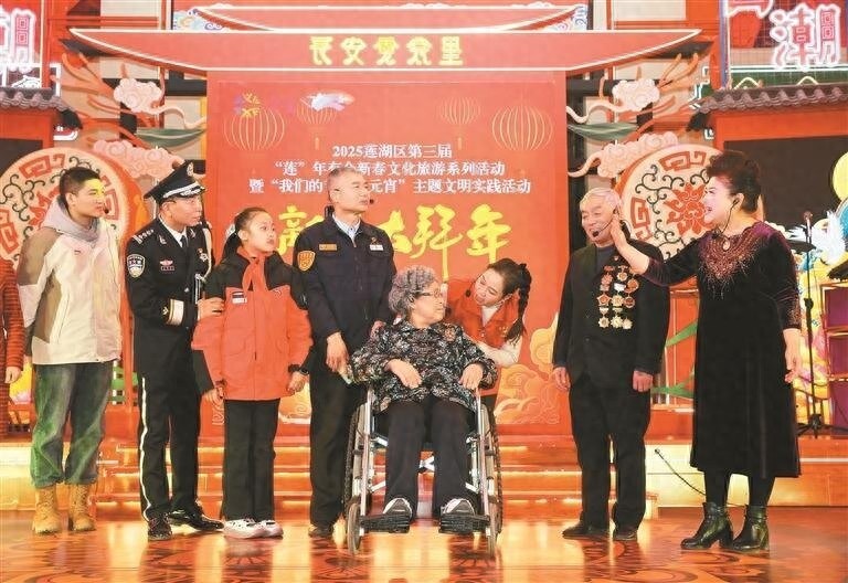 模范好人齐聚一堂，情景剧明朗的一天为何触动人心？  第1张