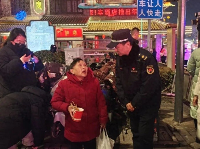 元宵夜惊魂！六旬老人迷失水街，城管英雄如何化险为夷？  第1张