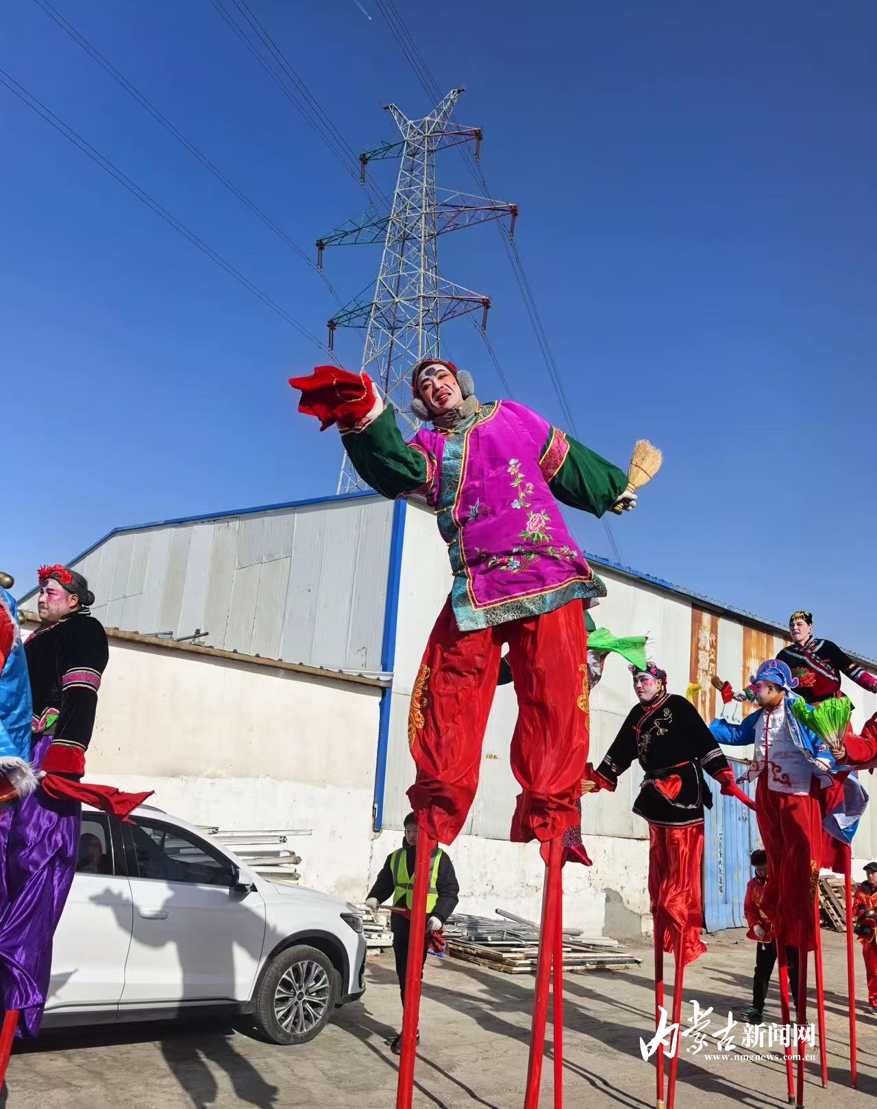 理发师浩南踩高跷鹞子翻身，他是如何做到全国数一数二的？  第2张