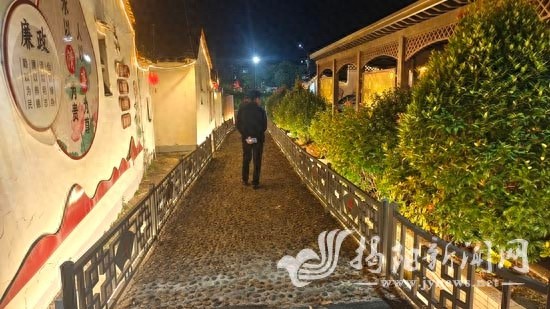 大南山街道如何通过百千万工程打造出令人惊叹的红色夜景？  第1张