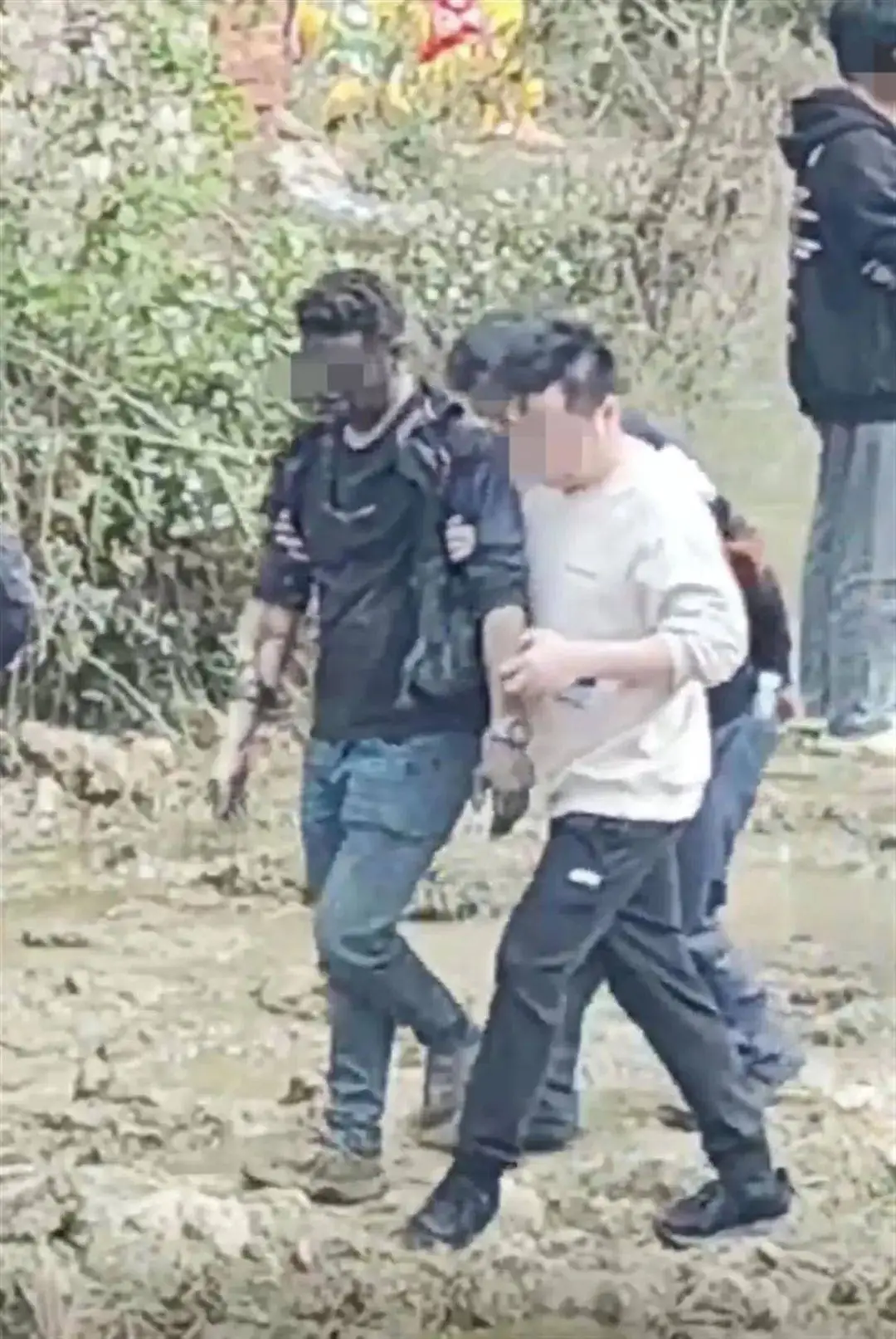 鞭炮瞬间炸响，村民从高台跳下！虎岩村烧炮现场为何发生如此惊险意外？  第2张