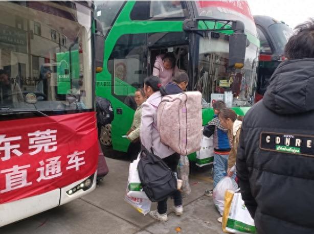 印江自治县358名务工人员踏上致富征程，政府专车接送，你还在等什么？  第1张