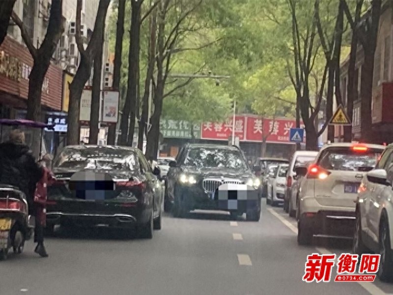 乱停一辆车，堵死整条路！青松路的交通拥堵何时才能解决？