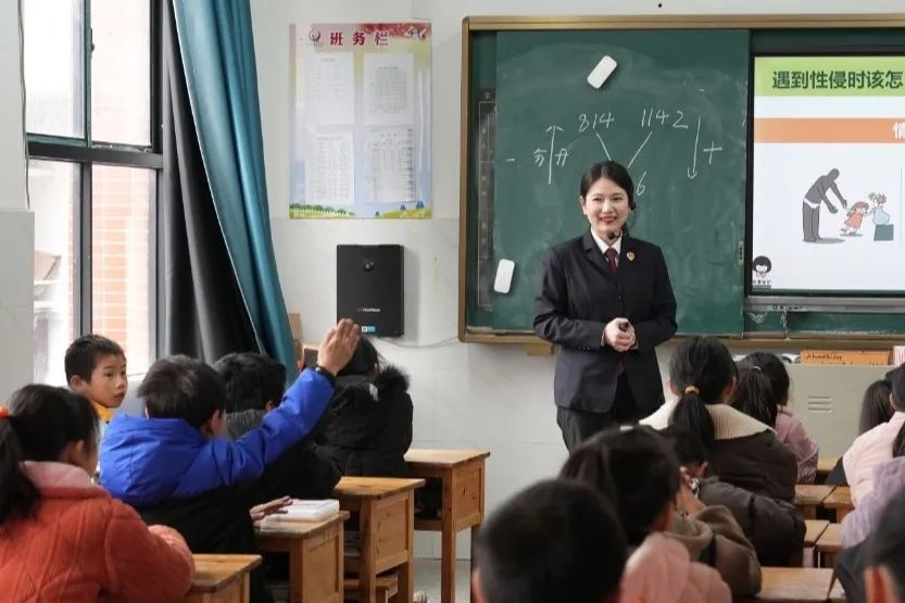 哪吒变身普法先锋？开学首日这堂法治课让师生大开眼界  第3张