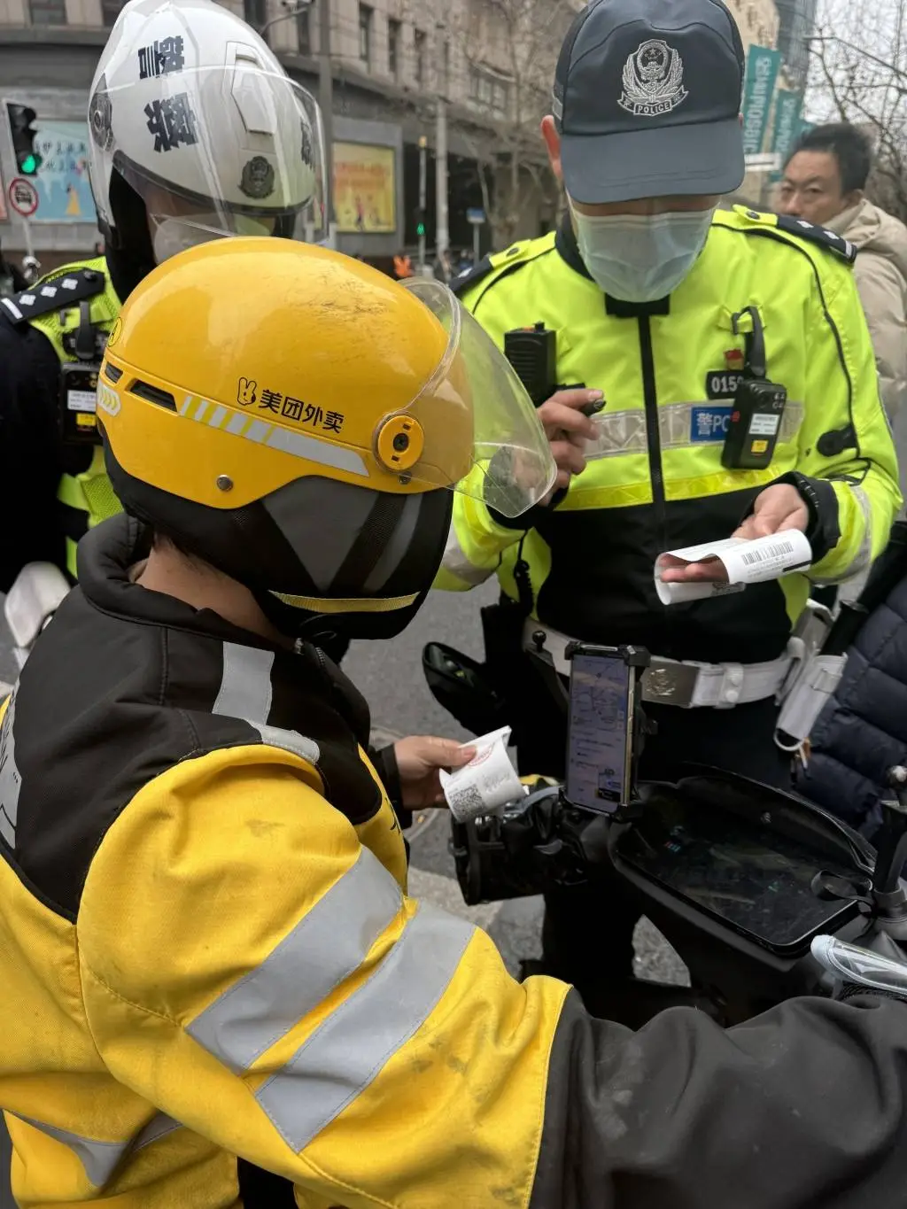 外卖骑手为何频频闯禁？一小时11起违法背后隐藏着什么？  第1张
