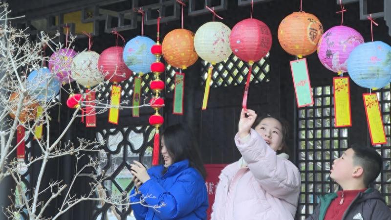 元宵节猜灯谜，潜山市的这场活动你参加了吗？红红火火的节日氛围让人流连忘返