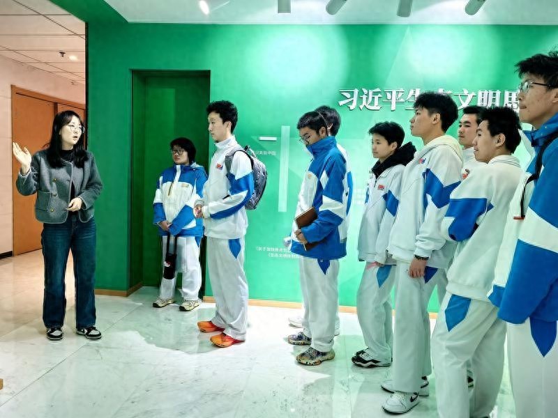 西安高新一中师生探秘智慧环保中心，青少年如何通过科技感受环保力量？