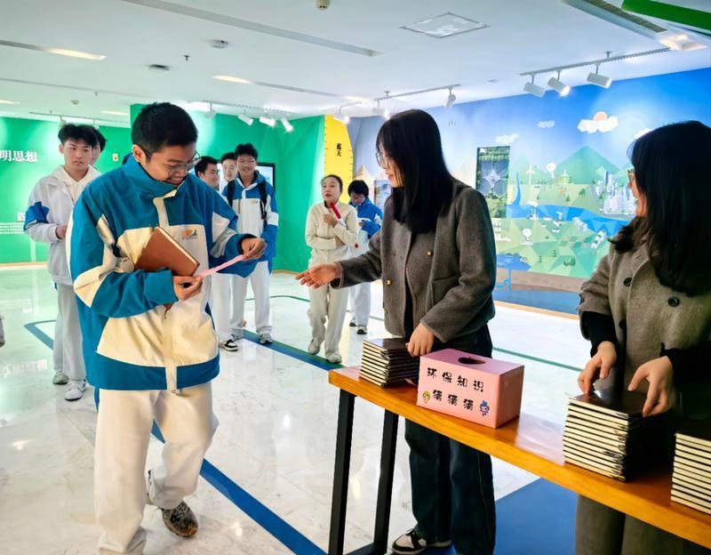 西安高新一中师生探秘智慧环保中心，青少年如何通过科技感受环保力量？  第2张