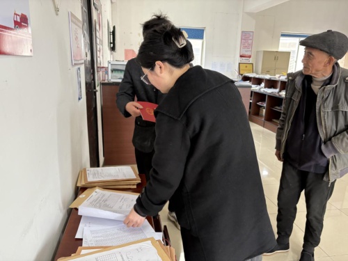 李婆婆为何紧紧握住工作人员的手?这场特殊的颁证仪式背后有何暖心故事? 第2张 李婆婆为何紧紧握住工作人员的手?这场特殊的颁证仪式背后有何暖心故事? 第2张